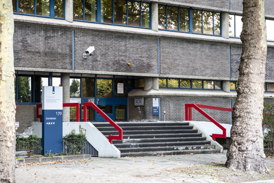 910802 Gezicht op de ingang van het Pieter Baan Centrum (Gansstraat 170) te Utrecht op de dag voor de verhuizing naar Almere.